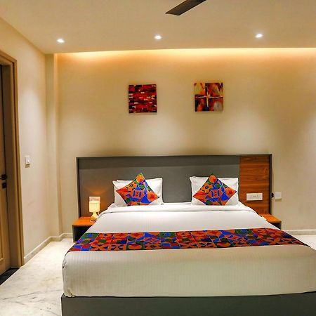 Fabhotel Clarks Suites Noida Exterior foto