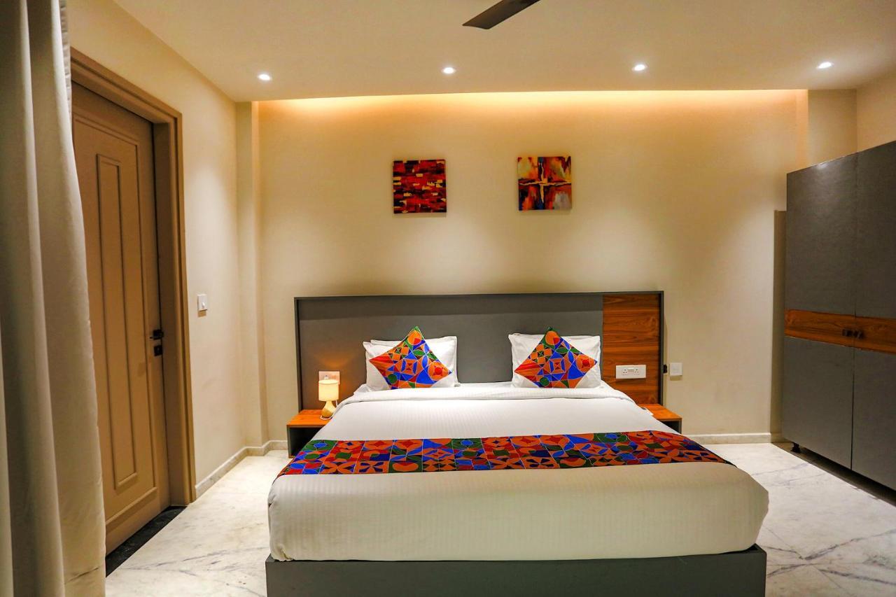 Fabhotel Clarks Suites Noida Exterior foto