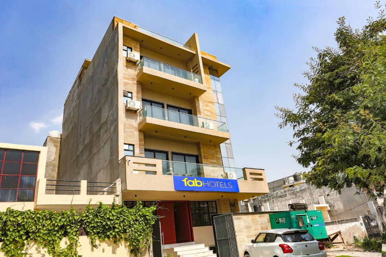 Fabhotel Clarks Suites Noida Exterior foto