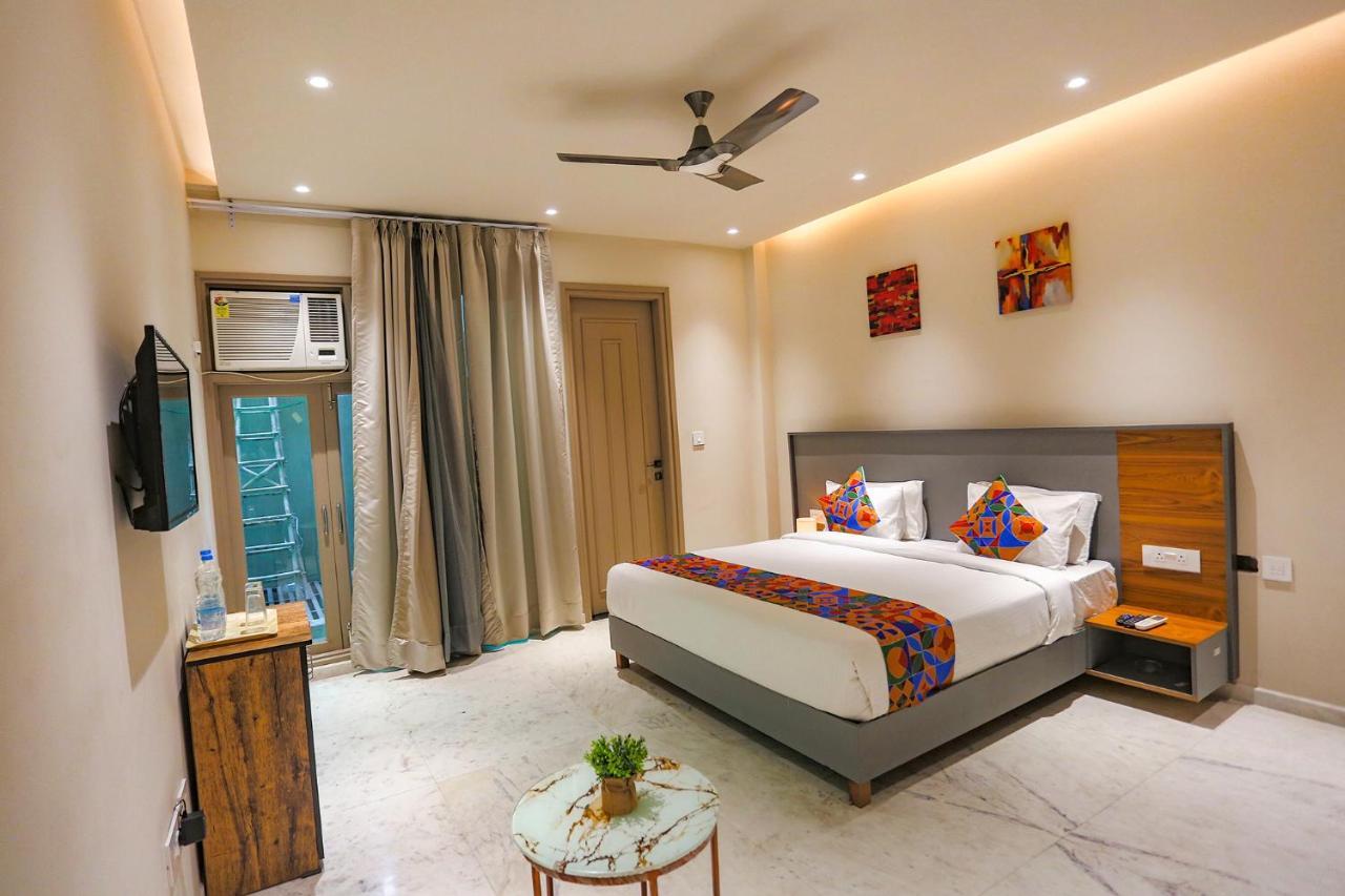 Fabhotel Clarks Suites Noida Exterior foto
