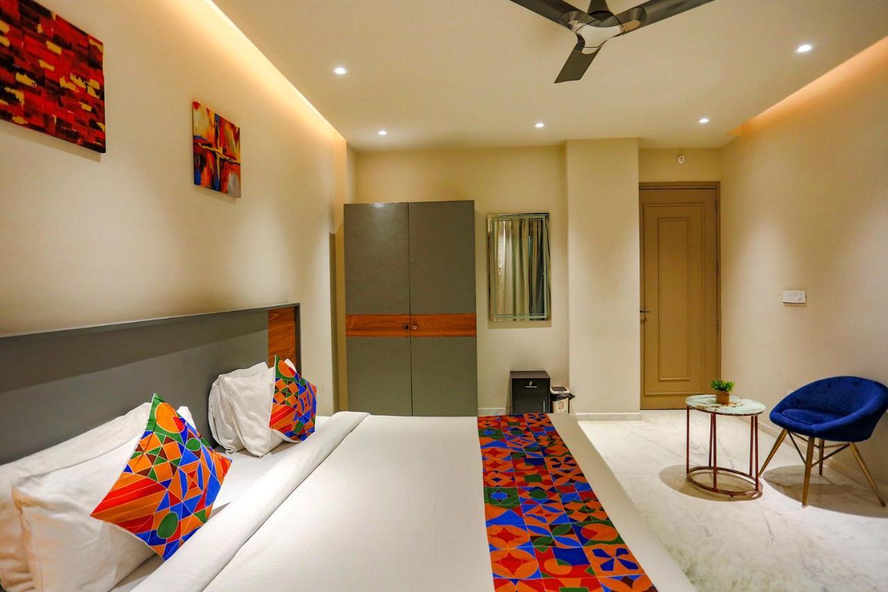Fabhotel Clarks Suites Noida Exterior foto