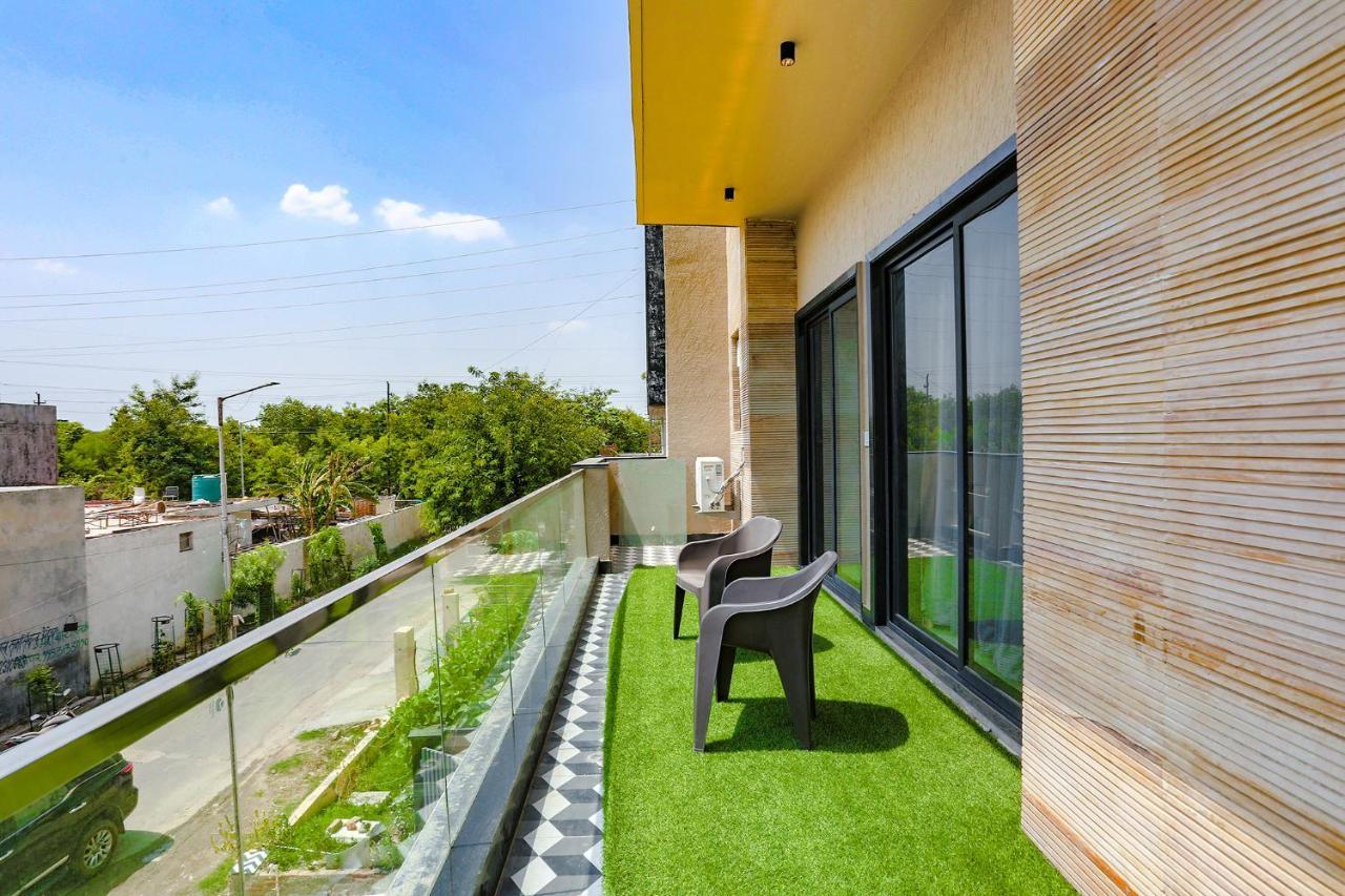 Fabhotel Clarks Suites Noida Exterior foto
