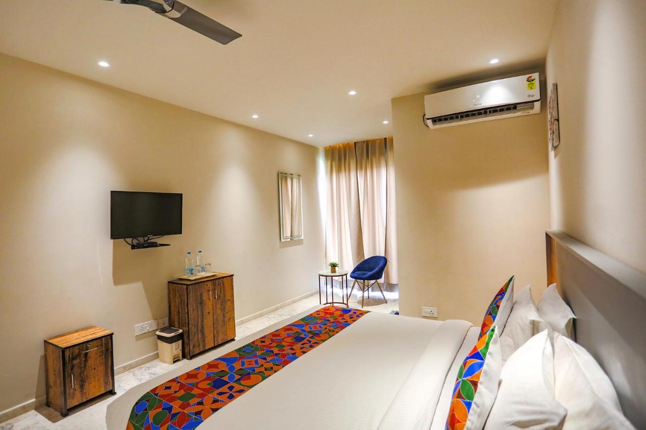 Fabhotel Clarks Suites Noida Exterior foto