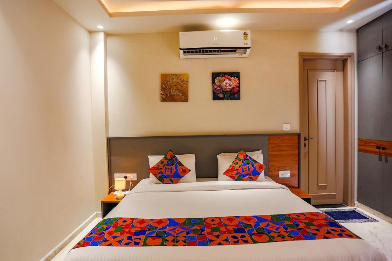 Fabhotel Clarks Suites Noida Exterior foto