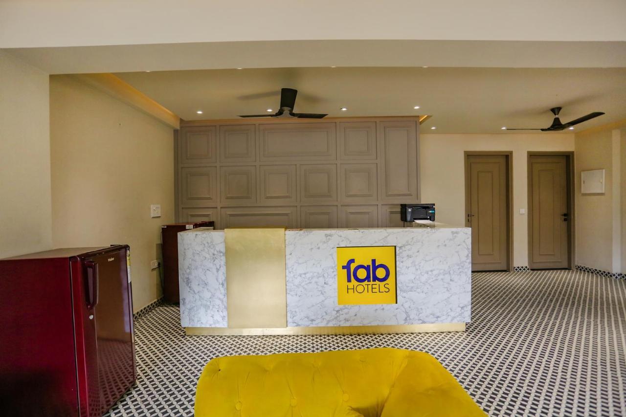 Fabhotel Clarks Suites Noida Exterior foto