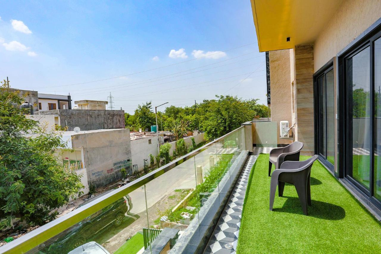Fabhotel Clarks Suites Noida Exterior foto