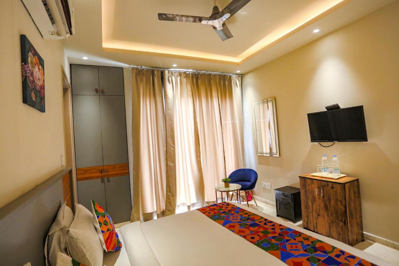 Fabhotel Clarks Suites Noida Exterior foto