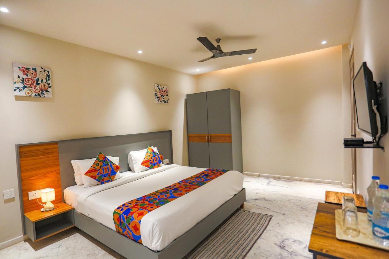 Fabhotel Clarks Suites Noida Exterior foto