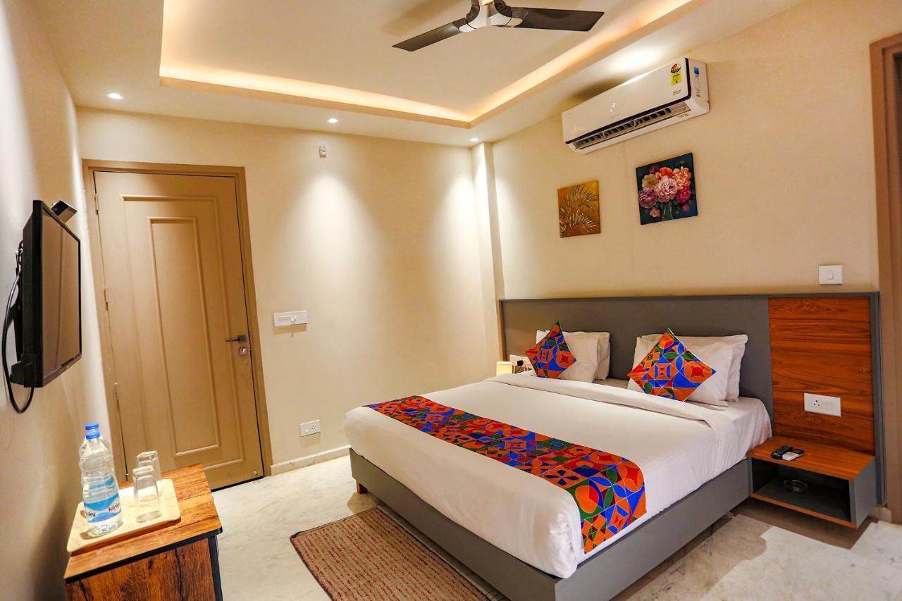 Fabhotel Clarks Suites Noida Exterior foto